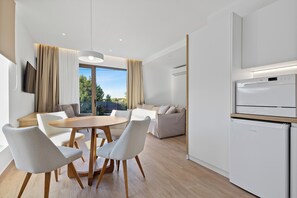 Apartament, dutxa accessible en cadira de rodes, vistes a la muntanya | Sala d'estar | Televisor LED de 43 polzades amb canals digitals 
