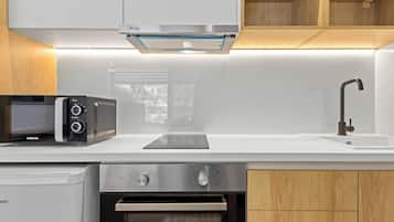 Apartamento, vistas a la montaña | Zona de estar | Televisión LED de 43 pulgadas con canales digitales