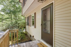 A house with a wooden deck, a door with a window, and a doormat. - Modern Home Minutes to Mystic, Casinos and Ocean (Groton)