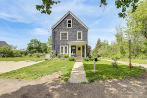 A two-story house with a front porch, a mailbox, and a well-maintained lawn. - 2 Mi to Beach & Boardwalk! New London Haven (New London)