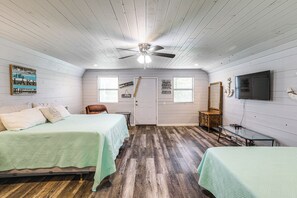 A bedroom with two beds, a ceiling fan, a TV, and a door with a sign. - Woodsy + Peaceful! Family-friendly Getaway in Iuka (Iuka)