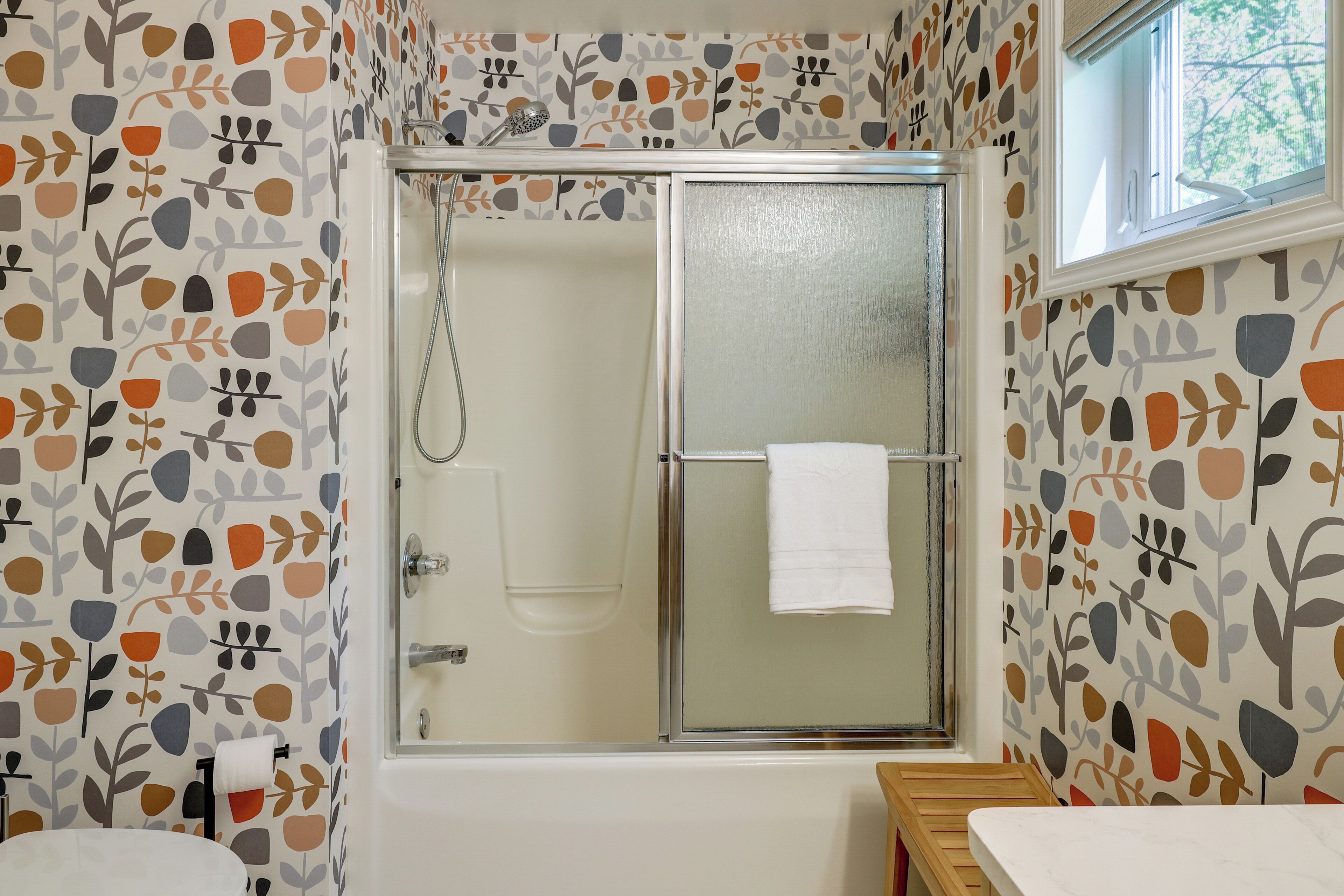 Un baño con ducha, inodoro y lavamanos.