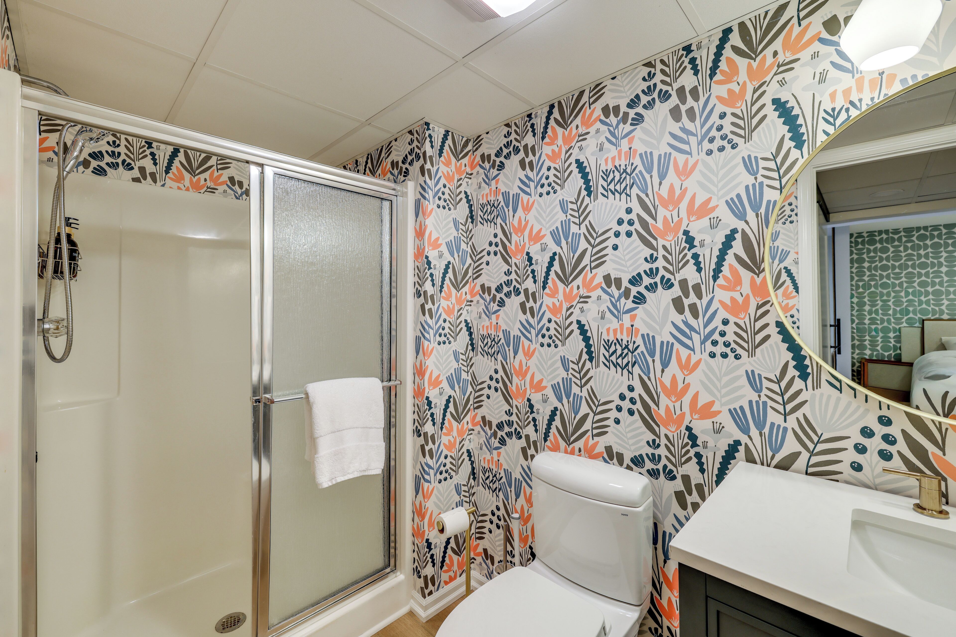 Une salle de bain avec une douche, des toilettes et un lavabo.
