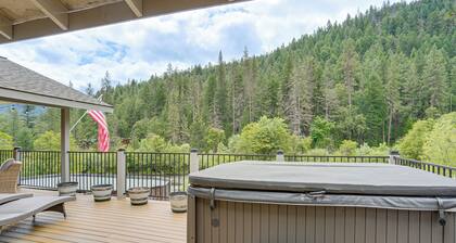 Pool & Dual Decks! Modern Trinity River Retreat