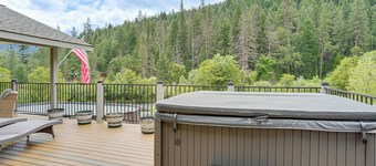 Pool & Dual Decks! Modern Trinity River Retreat