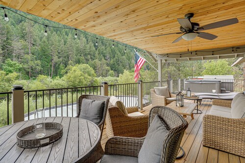 Pool & Dual Decks! Modern Trinity River Retreat
