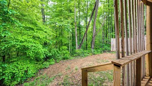 A wooden deck with a view of a forested area. - Tiny Cabin Nature Retreat Near Blue Rock (Cumberland)