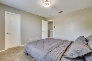 Ein Schlafzimmer mit Bett, Tür und Kleiderschrank.