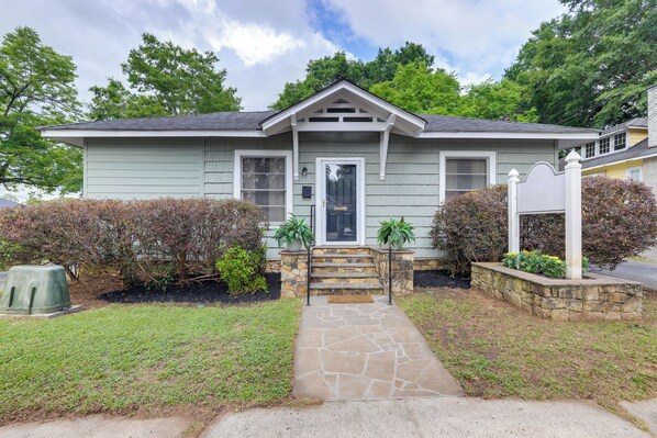 A residential house with a front entrance, a stone pathway, and a small garden area. - 4BR Griffin Home Walk Downtown Large Driveway (Griffin)