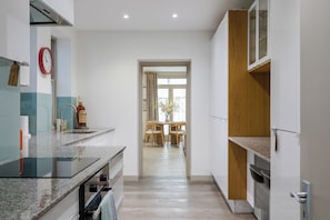 A modern kitchen with a dining area in the background. - Stunning Notting Hill Flat (London)