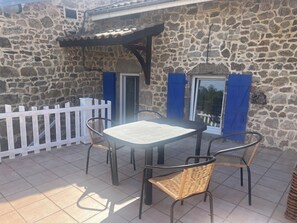 Outdoor dining - Vrbo Property (Saint-Alban-d'Ay)