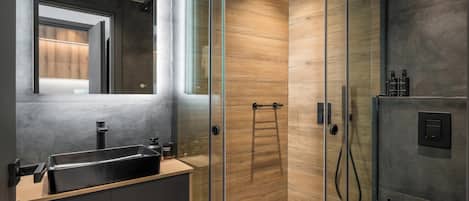 Suite | Bathroom | Shower, rainfall showerhead, free toiletries, hair dryer
