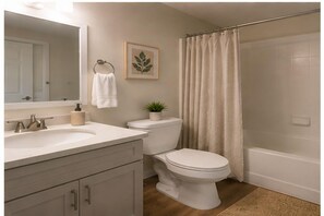 Deluxe-Zimmer | Badezimmer | Kostenlose Toilettenartikel, Haartrockner, Handtücher, Seife