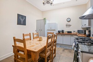 Private kitchen - Modern City Centre Apartment with 2 Beds Sleeps 3 (Edinburgh)