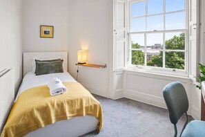 1 bedroom, iron/ironing board, Internet, bed sheets - Modern City Centre Apartment with 2 Beds Sleeps 3 (Edinburgh)