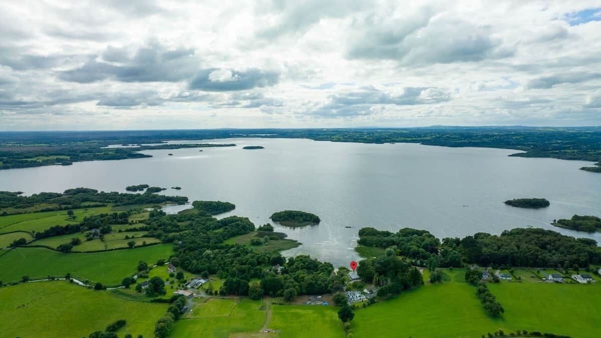 Oversigtsbillede af en sø omgivet af grønne marker og små øer.