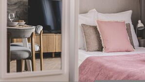 A hotel room with a bed, a chair, a table, and a television. - Musa Nowoczesne wn Trze w Sercu Miasta Nowy Port (gmina Parzęczew)