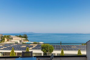 Blick auf die Küste mit Solaranlagen, einem Pool und blauem Himmel.