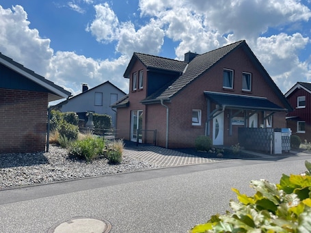 A residential area with houses, a paved driveway, and a clear sky.. Vacation home \"sanddüne\" apartment lee (left) in zierow