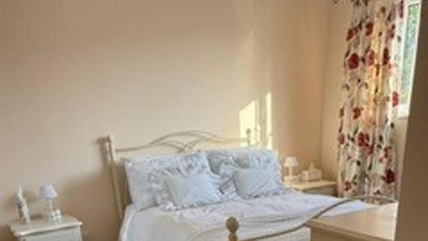 3 bedrooms, WiFi (free), bed sheets - House Sleeps 6 With Enclosed Garden (Cirencester)
