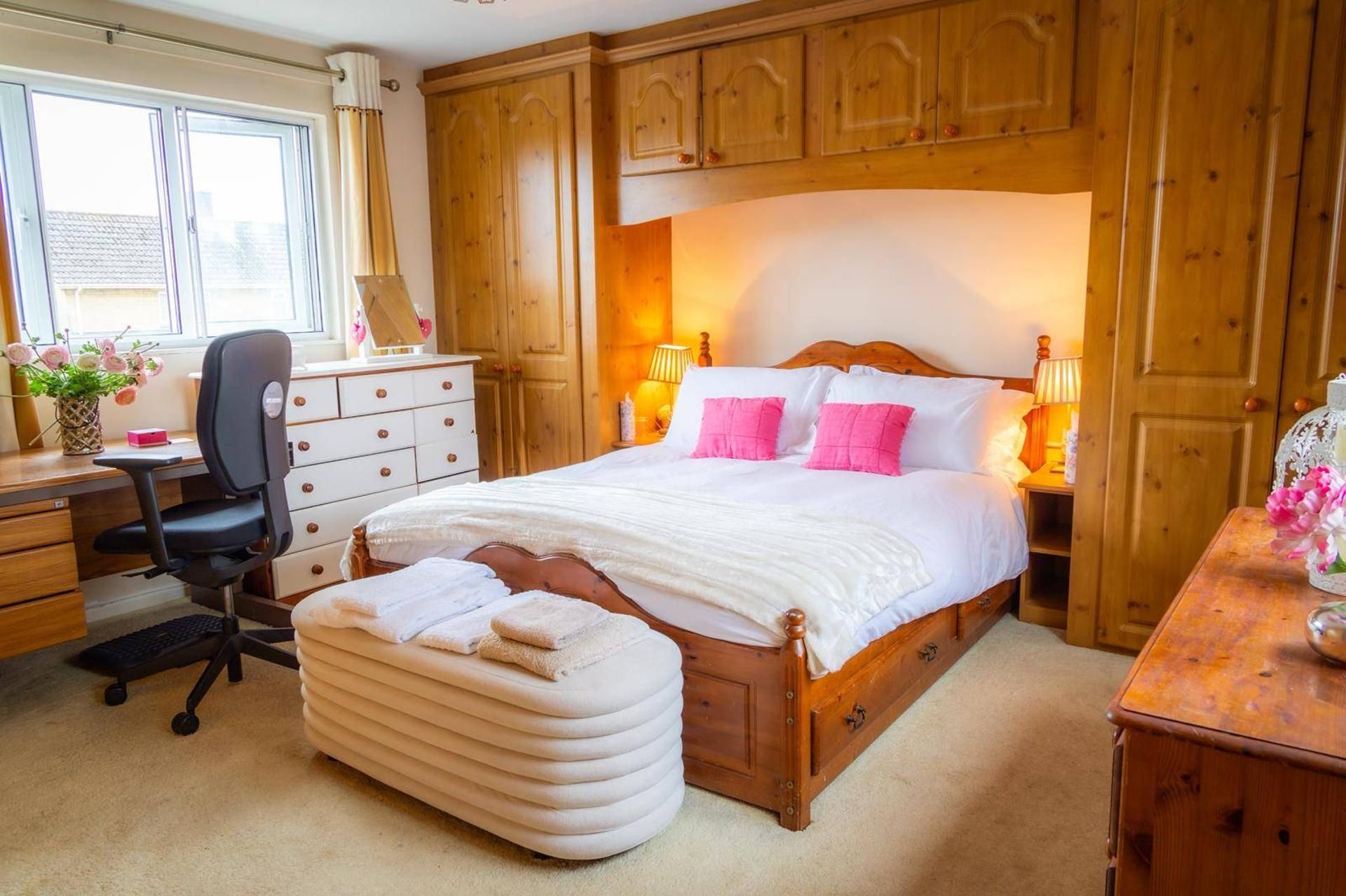 3 bedrooms, WiFi (free), bed sheets