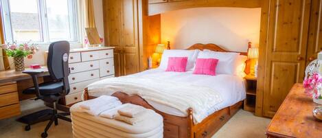 3 bedrooms, WiFi (free), bed sheets