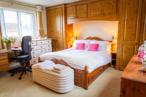 House Sleeps 6 With Enclosed Garden