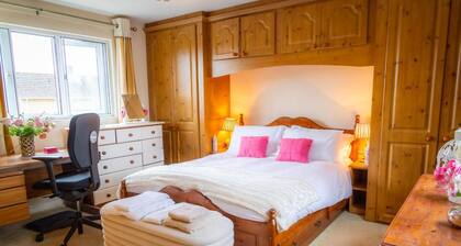 House Sleeps 6 With Enclosed Garden