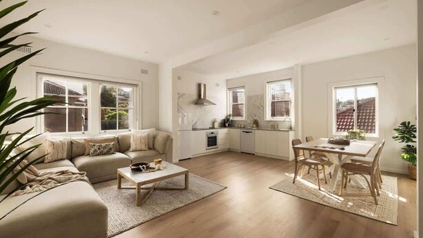 Uma sala de estar moderna com sofá, mesa de centro, mesa de jantar e cadeiras.