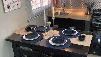 Apartamento, 1 quarto | Sala de jantar