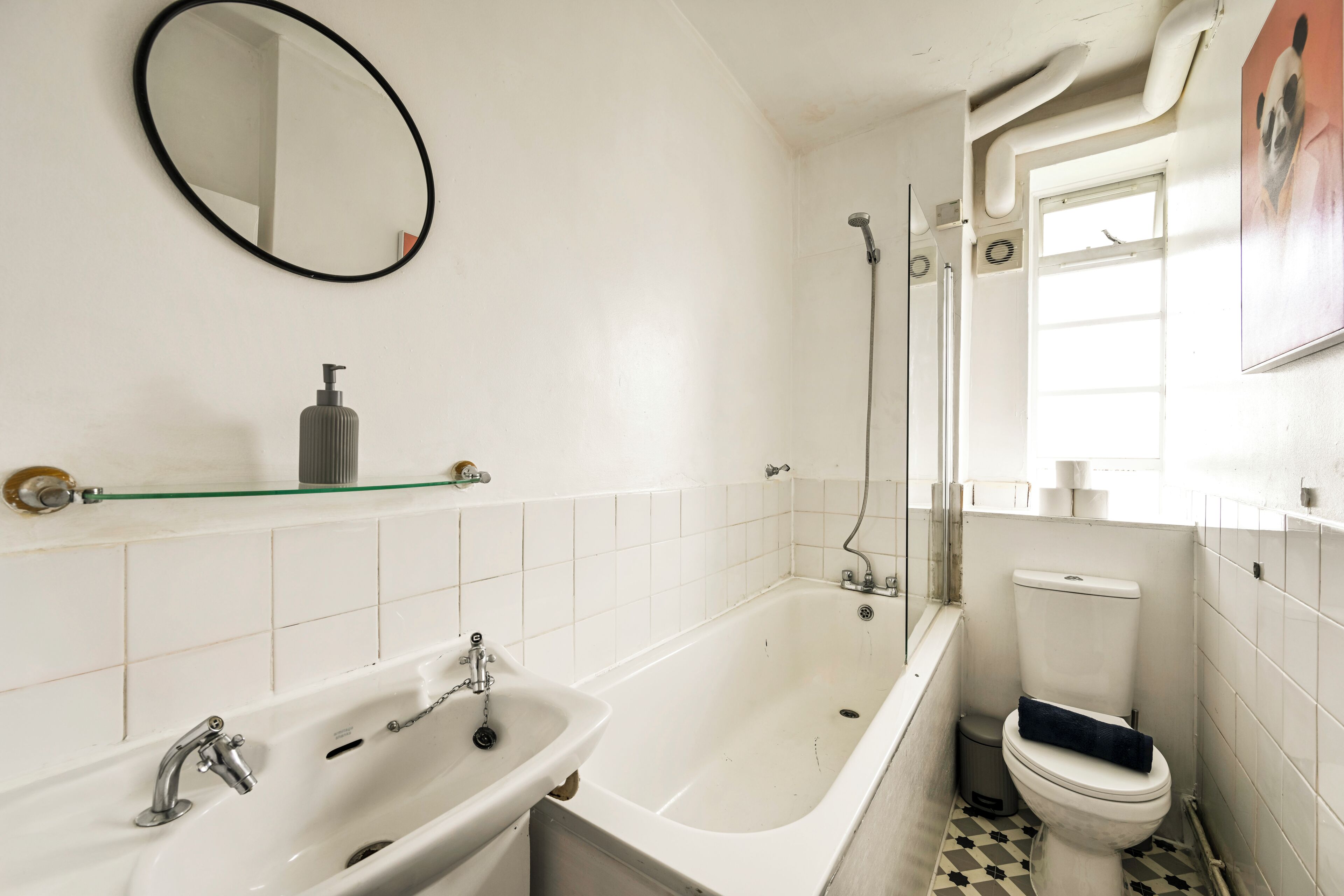 Shower, bidet, towels, toilet paper