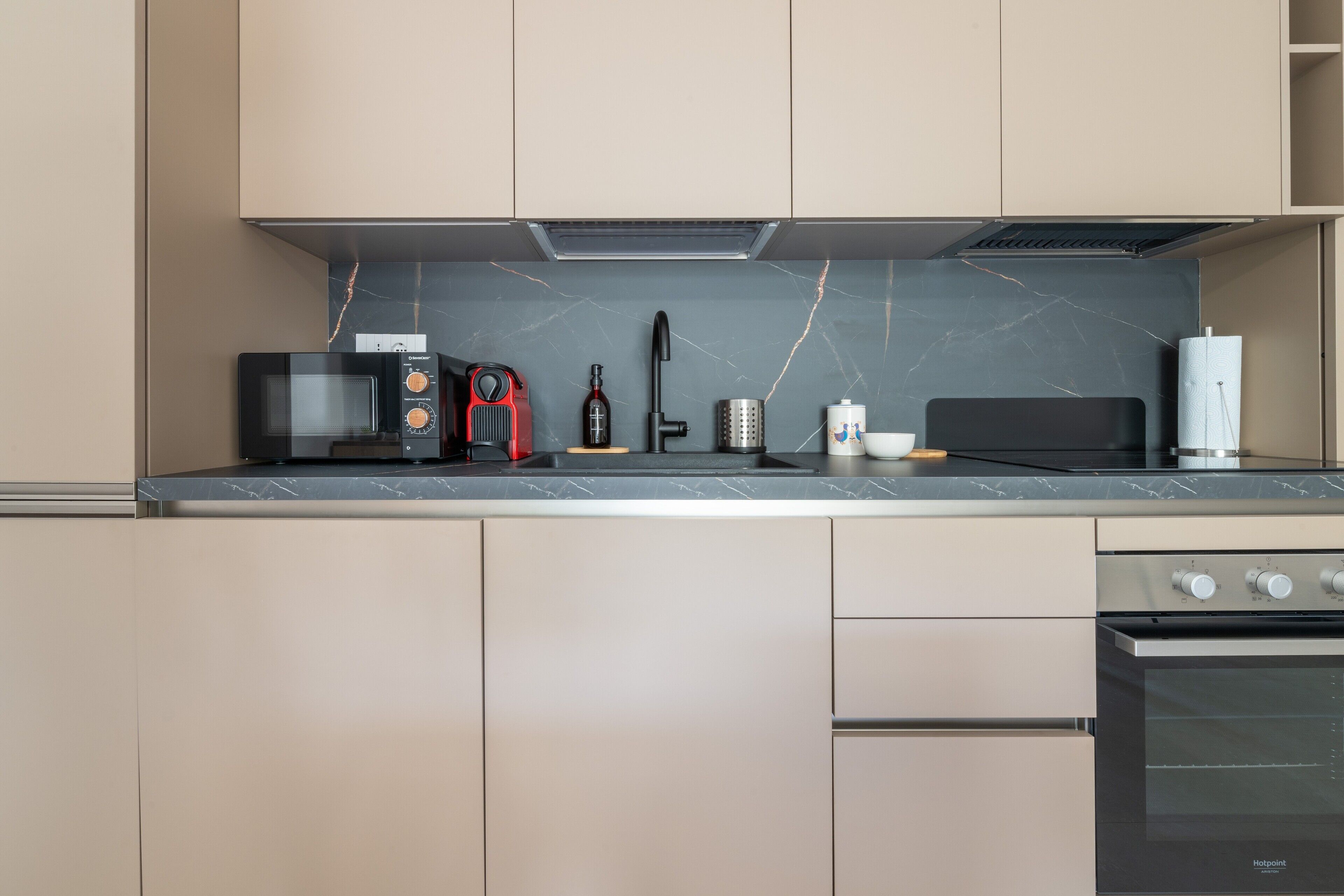 Geladeira, micro-ondas, fogão, cooktop
