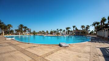 2 piscinas al aire libre