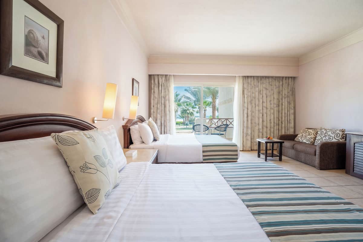 Deluxe Room | In-room safe, iron/ironing board (on request), WiFi (free)