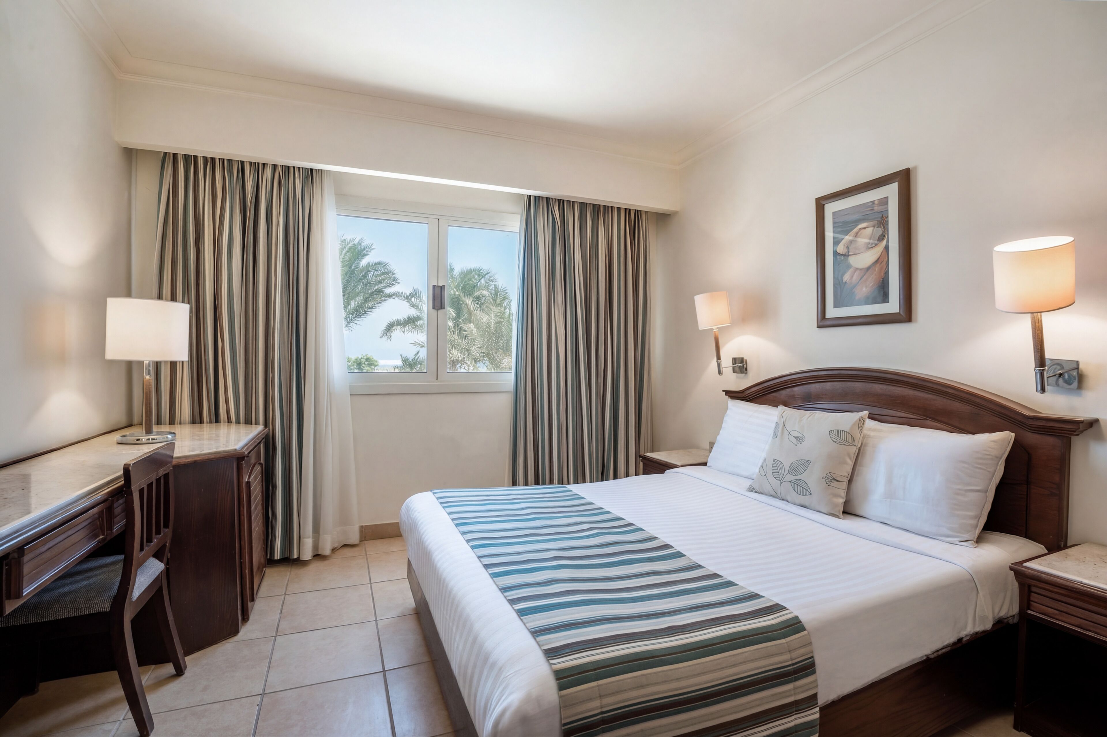 Suite familiar, vistas al mar | Caja fuerte, tabla de planchar con plancha, wifi gratis
