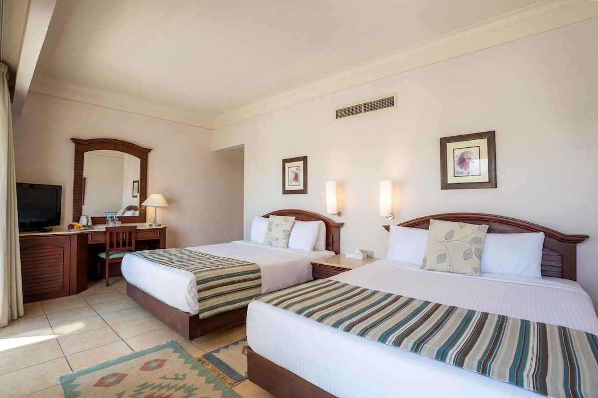 Superior Room | In-room safe, iron/ironing board (on request), WiFi (free)