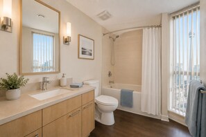 Ein modernes Badezimmer mit Waschbecken, Toilette, Dusche und Badewanne.