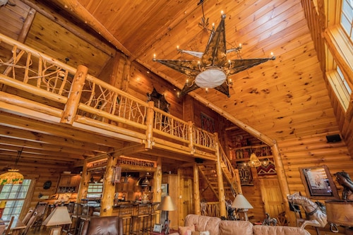 Unique Log Cabin, Hudson Riverfront, minutes to Saratoga