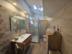Shower, hair dryer, bidet, towels - Vrbo Property (Viterbo)