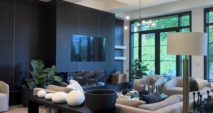 Luxury home in heart of Toronto. Brand new and amazing amenities. Resort like