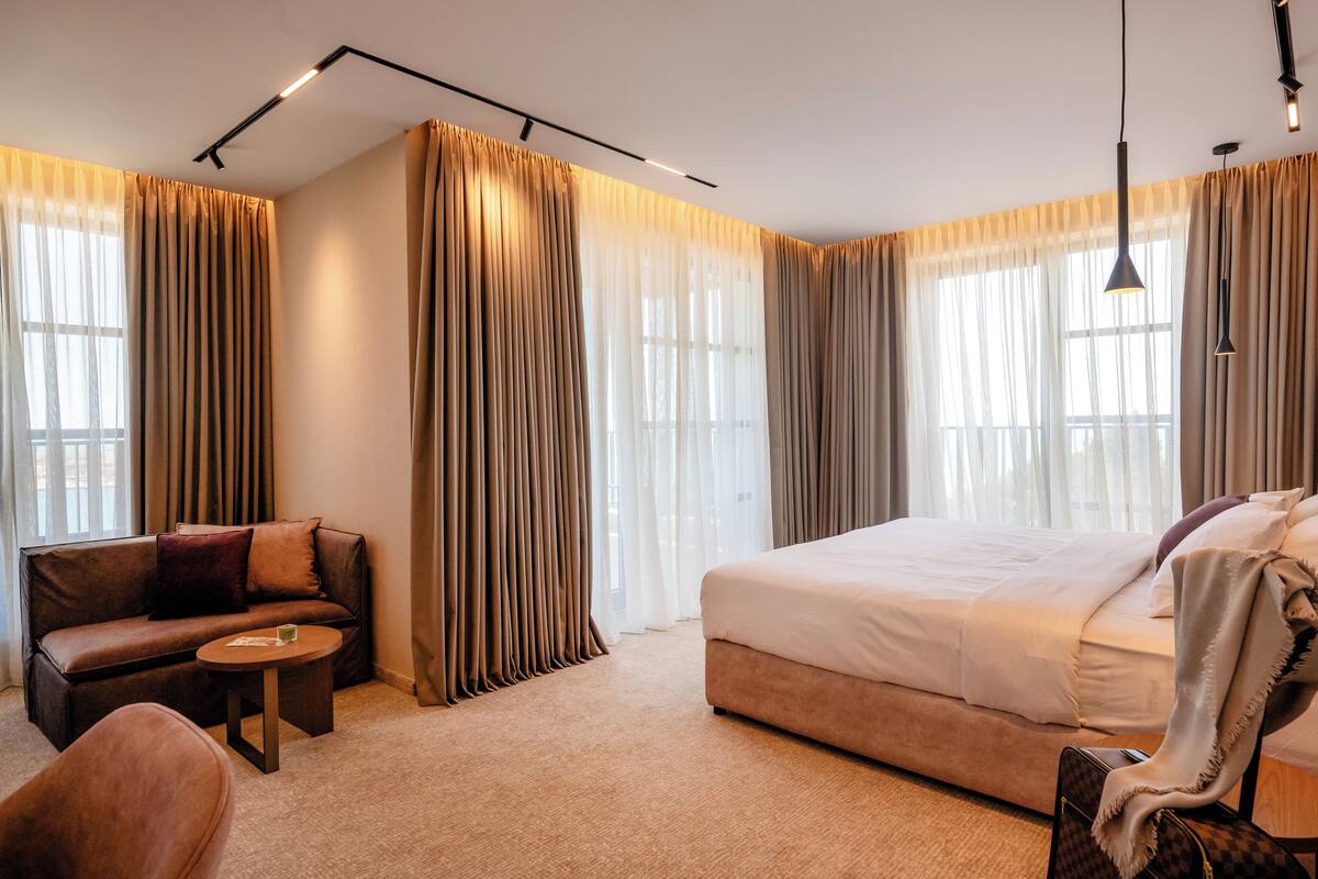 Habitación Deluxe doble, balcón, vistas al mar | Minibar, escritorio, wifi gratis
