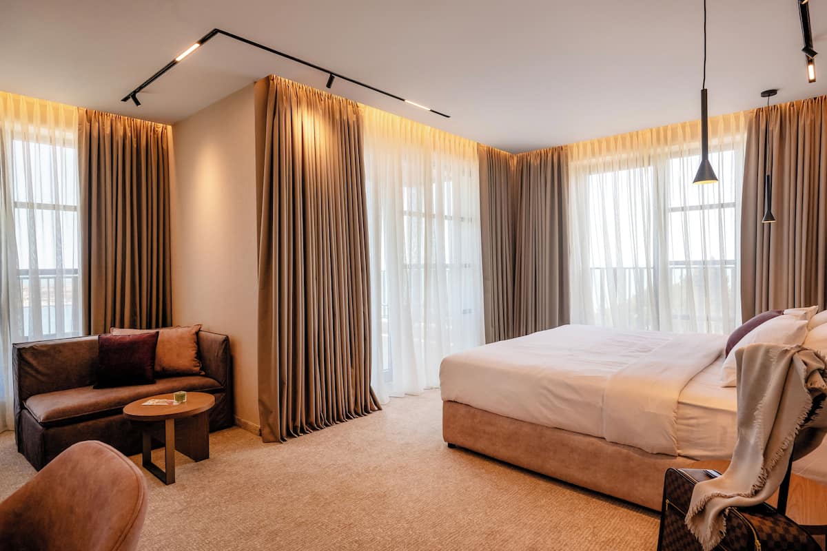 Habitación doble Deluxe, balcón, vista al mar | Minibar, escritorio y wifi gratis