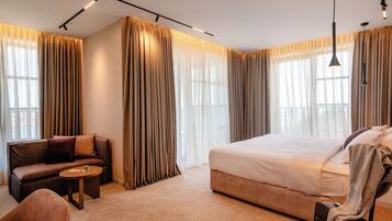 Quarto casal luxo, sacada, vista para o mar | Frigobar, escrivaninha, Wi-Fi de cortesia