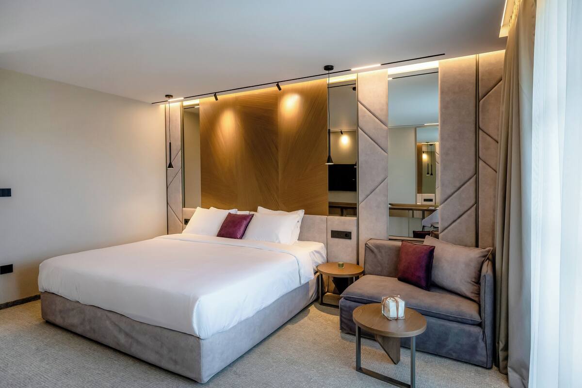 Habitación Deluxe doble, balcón, vistas a la ciudad | Minibar, escritorio, wifi gratis