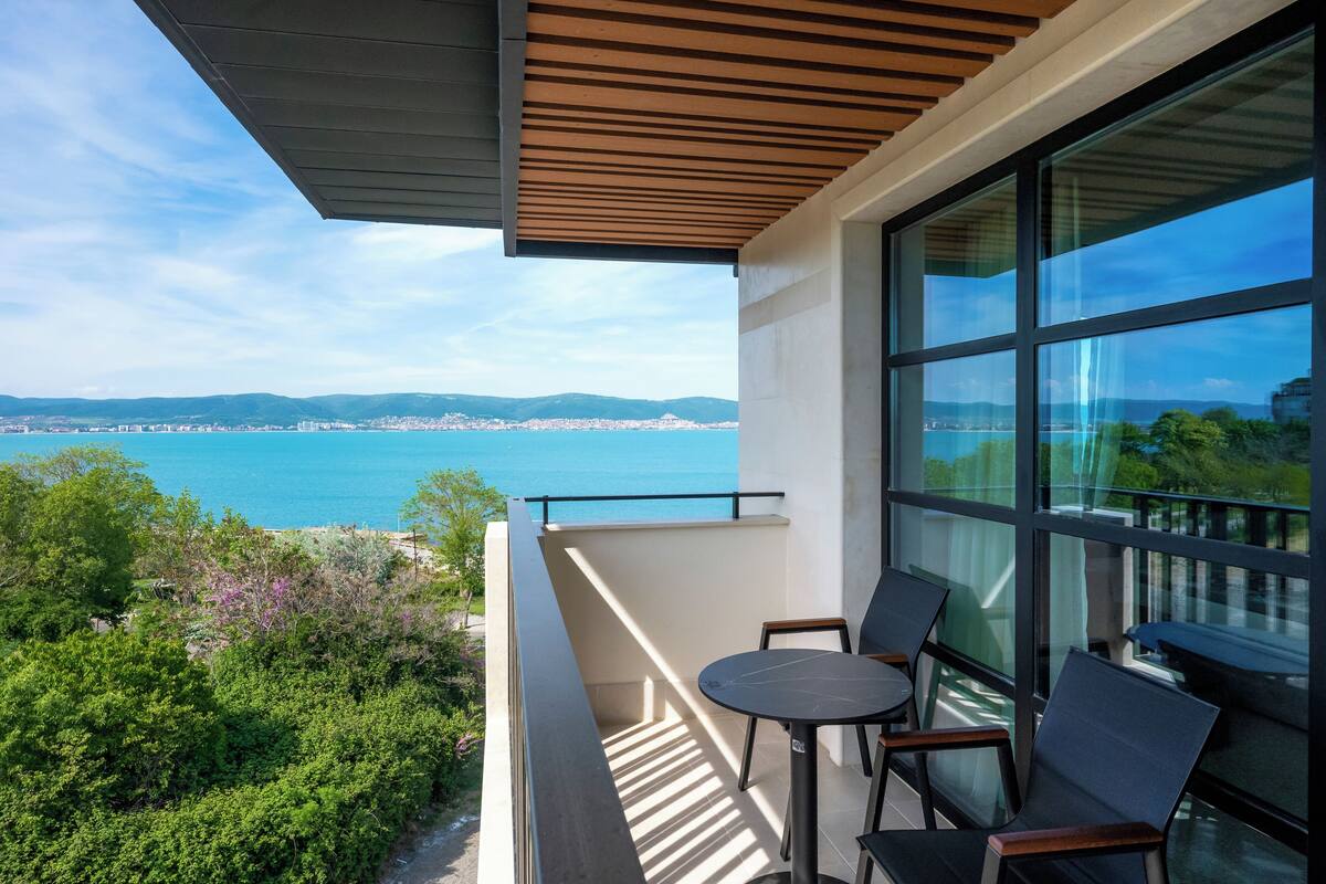 Habitación triple Deluxe, balcón, vistas parciales al mar | Minibar, escritorio, wifi gratis