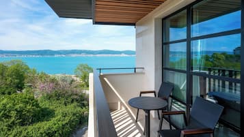 Deluxe-Dreibettzimmer, Balkon, eingeschränkter Meerblick | Schreibtisch, kostenloses WLAN