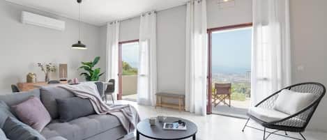 Appartement, patio, vue sur le jardin | Aire de séjour | Téléviseur connecté de 50 po avec télévision par satellite, Netflix