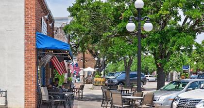 River Room Getaway On Front Street - Suite C 1 Bedroom Apts