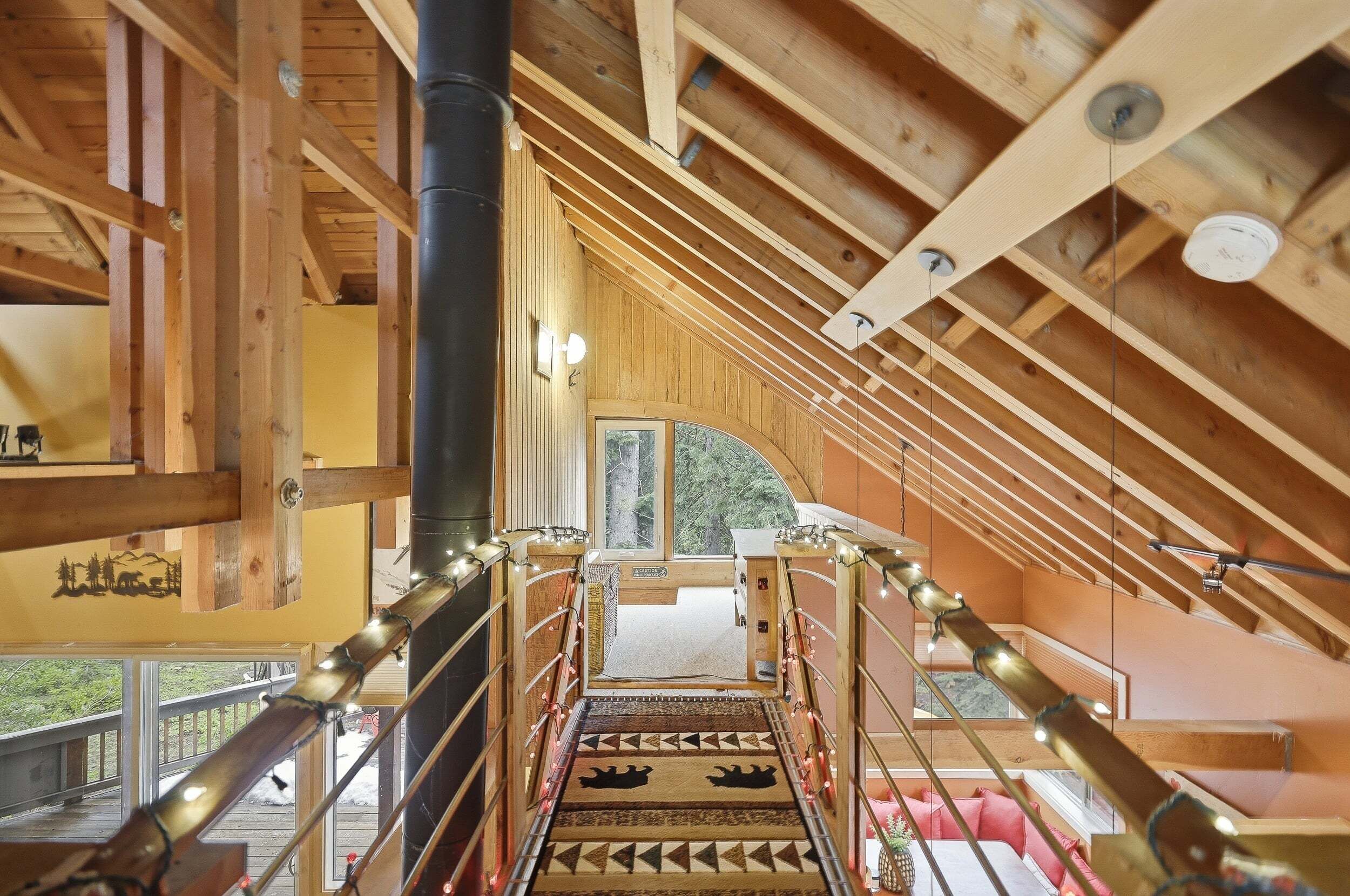 Un intérieur en bois avec un escalier menant à un balcon.