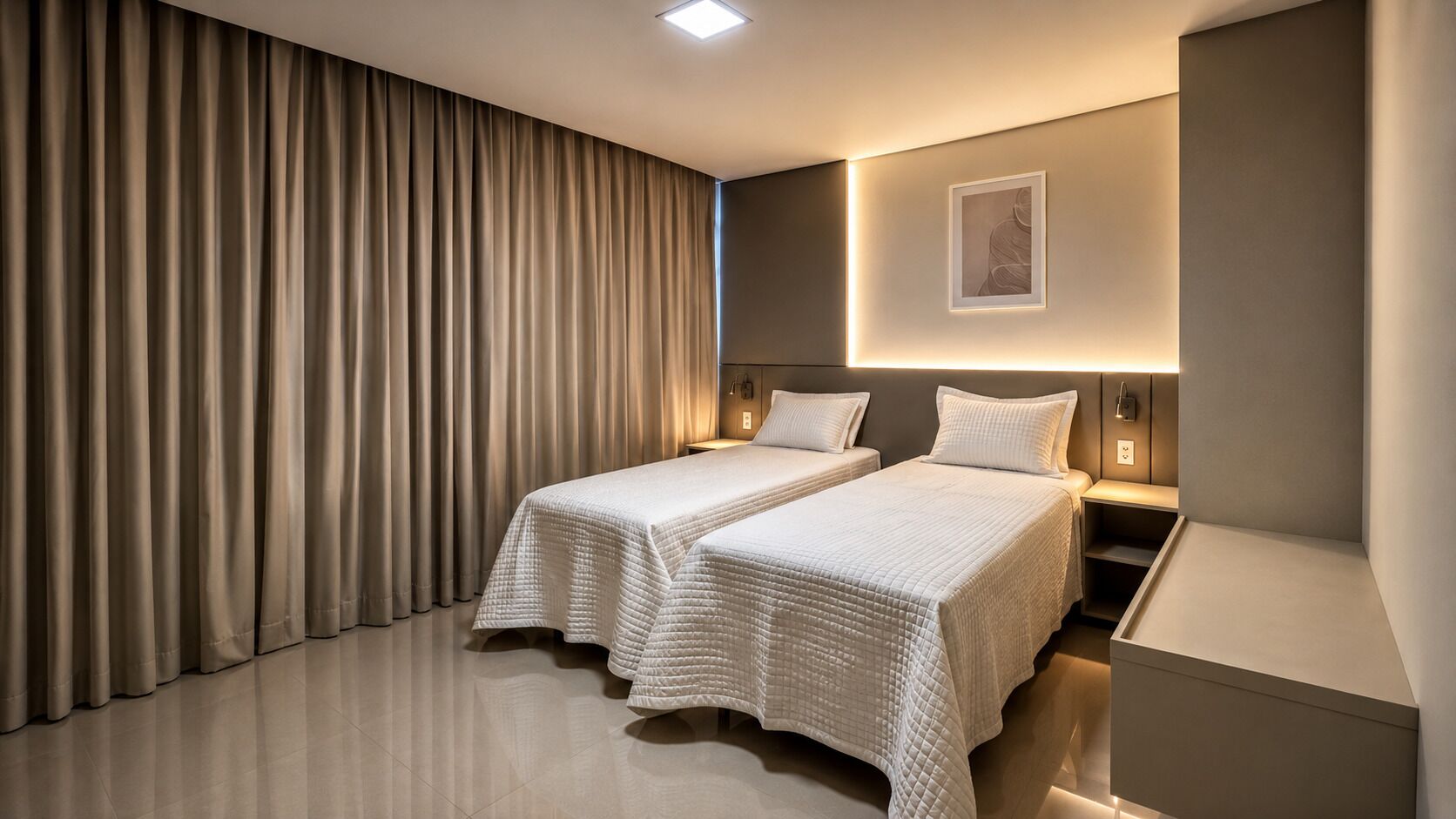 Ropa de cama de alta calidad y espacio para trabajar con laptop 